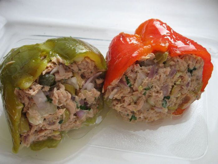 Запеченный перец, фаршированный тунцом     