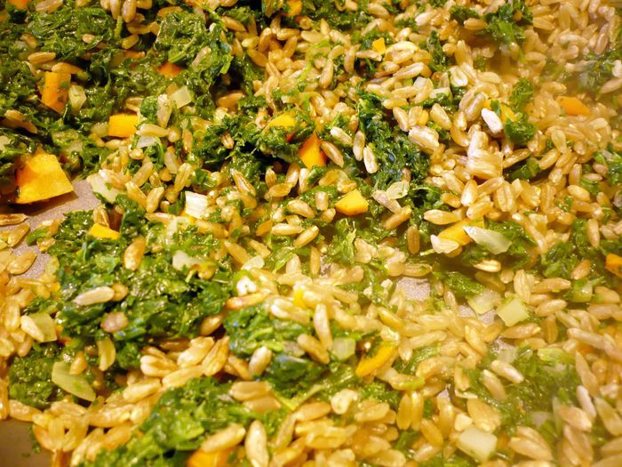 Суп из шпината и зеленой полбы со слоеными пирожками «Любовь - повсюду»