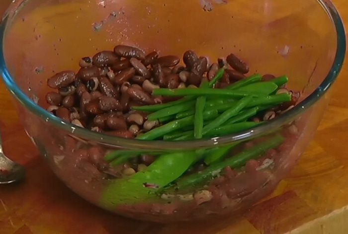 Салат из фасоли с руколой и маковой заправкой 