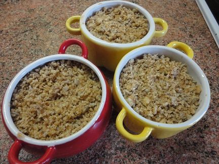 Крамбл яблочный с курагой и абрикосовым пюре