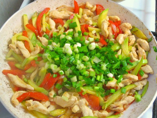Соба с курицей и цуккини