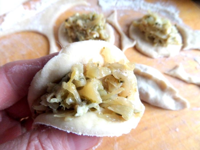 Мини-пирожки с капустой, сельдереем, шпинатом и сыром