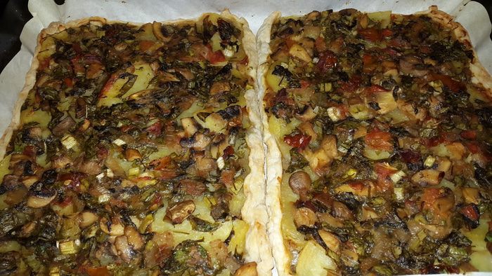 Открытые постные пироги с картофелем, грибами и щавелем