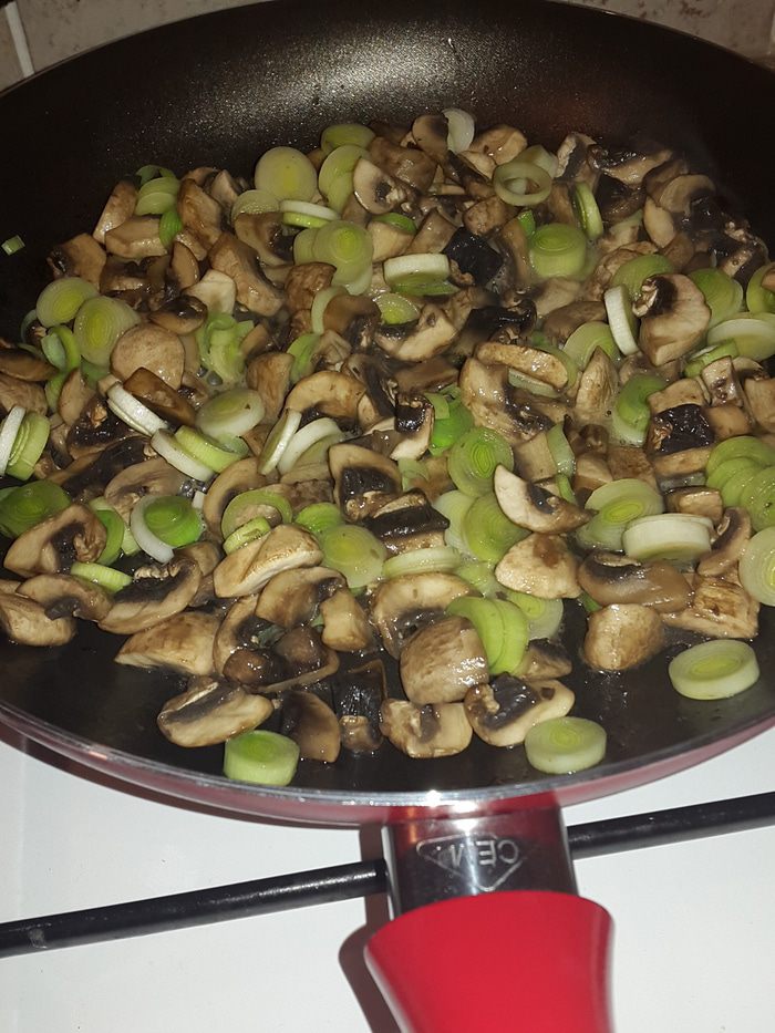 Лодочки из слоеного теста с грибами и сыром