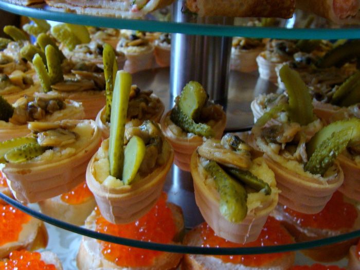 Тарталетки с сыром и копчеными ракушками