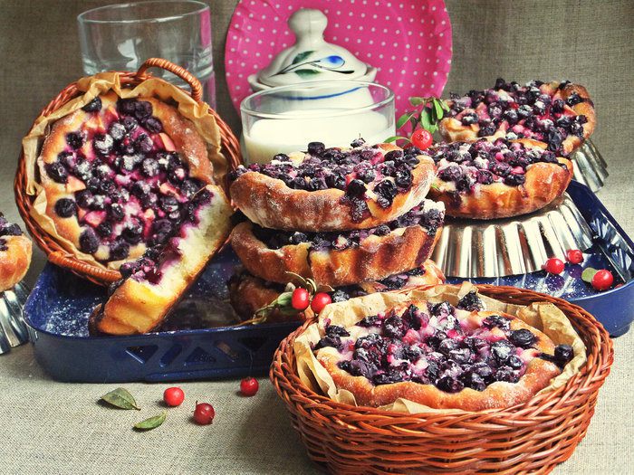 Ватрушки с голубикой и яблоком