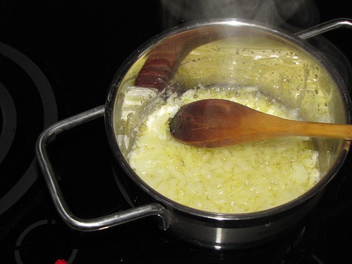 Тосты с сырным соусом и помидорами черри