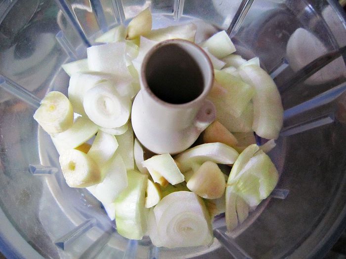 Медальоны в беконе с соусом из каперсов и пастой рисони