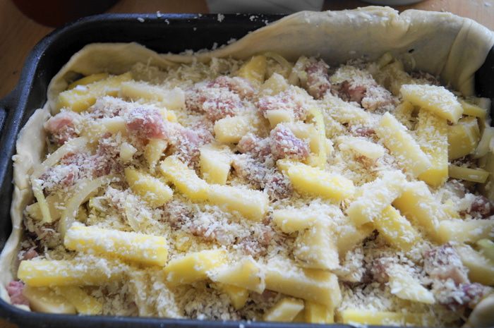 Пирог с мясом и картофелем под сыром