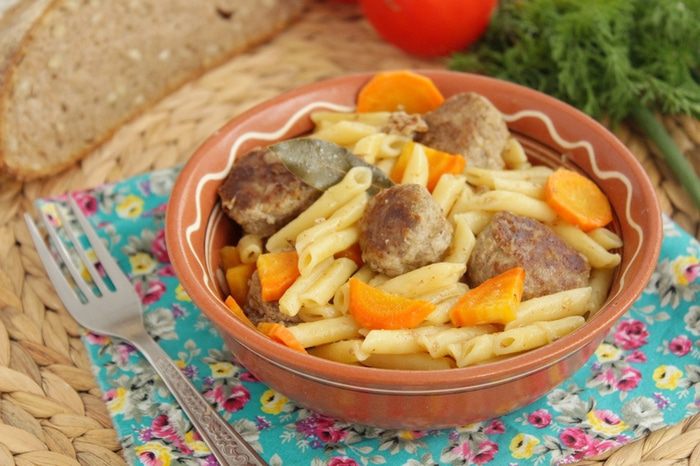 Жаркое с фрикадельками и перьями