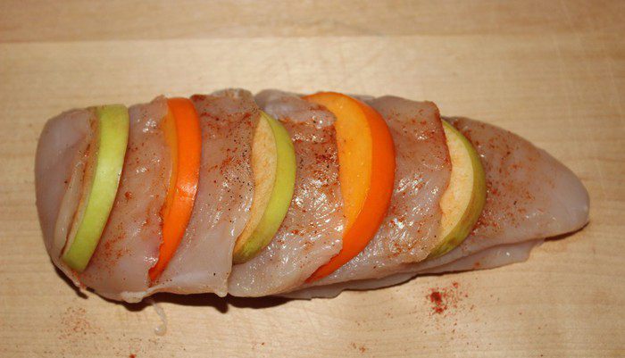 Куриное филе с хурмой и яблоками