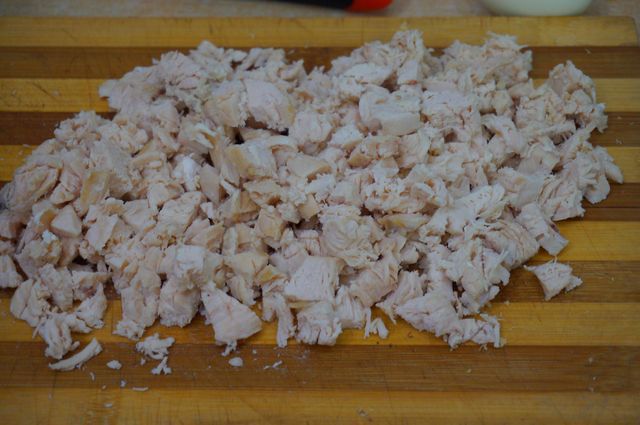 Слоеный салат с курицей и орехами