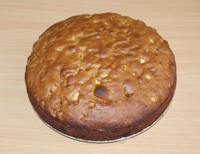 Пряный медовый пирог с яблоками