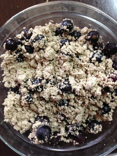 Постный овсяный пирог с халвой и черной смородиной