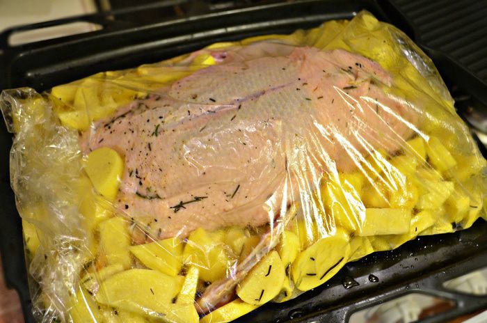 Утка, фаршированная тыквой с яблоками и запеченная в медовом соусе 