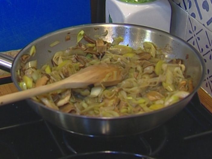 Макароны с пореем и грибами