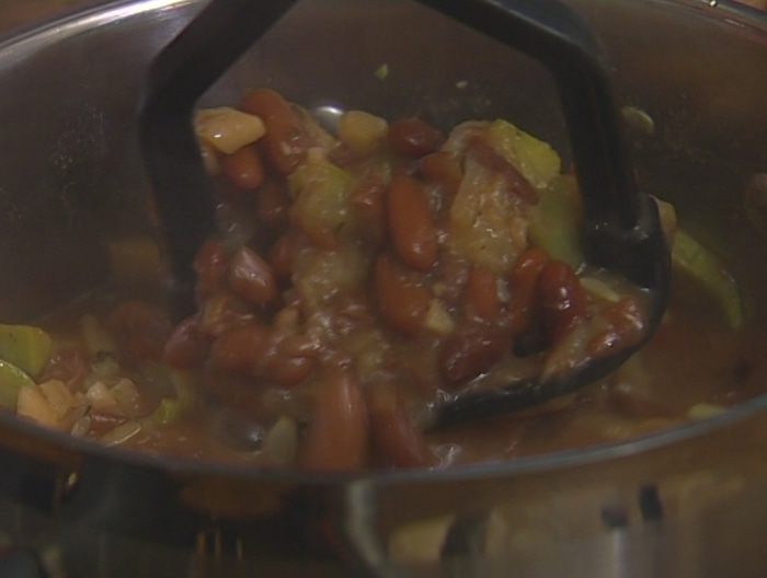 Суп из фасоли с кабачками