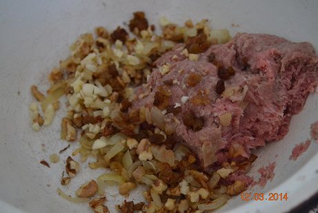 Мясной пирог с изюмом, яблоком и орехами