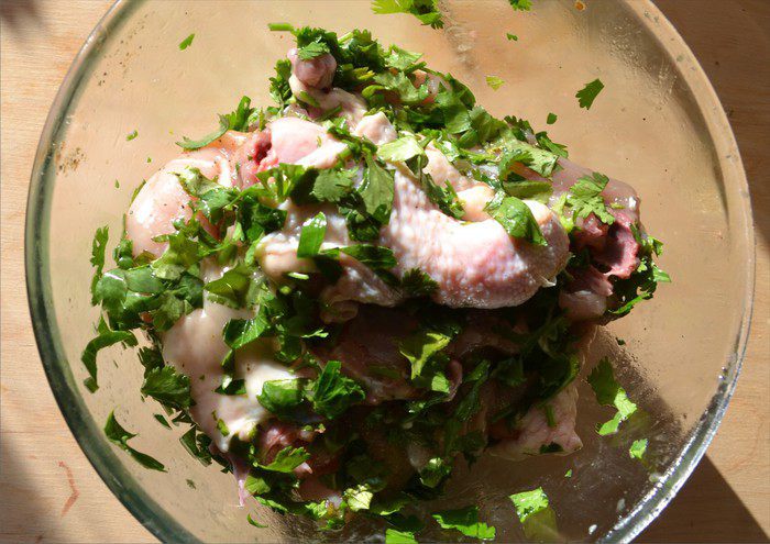 Нежная курочка, томленная в орехово-гранатовом соусе с пряными травами