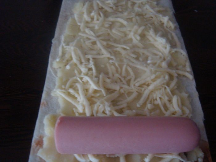 Роллы с сосисками и картофельным пюре