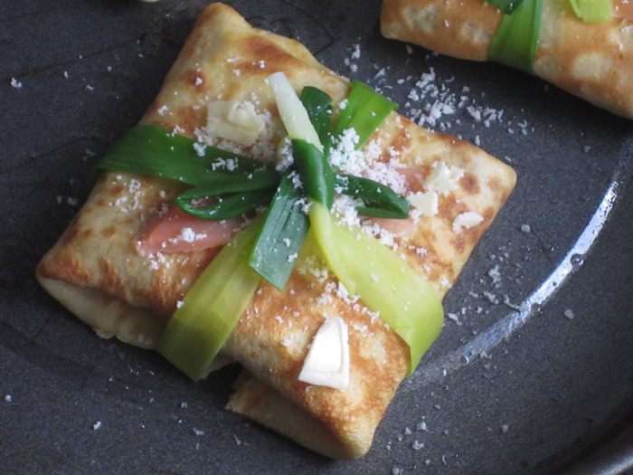 Фаготтини с лососем и луком пореем