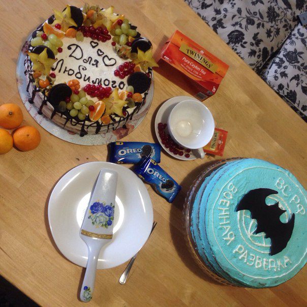 Торт из бисквита с клубничной пропиткой, клубникой и сливками