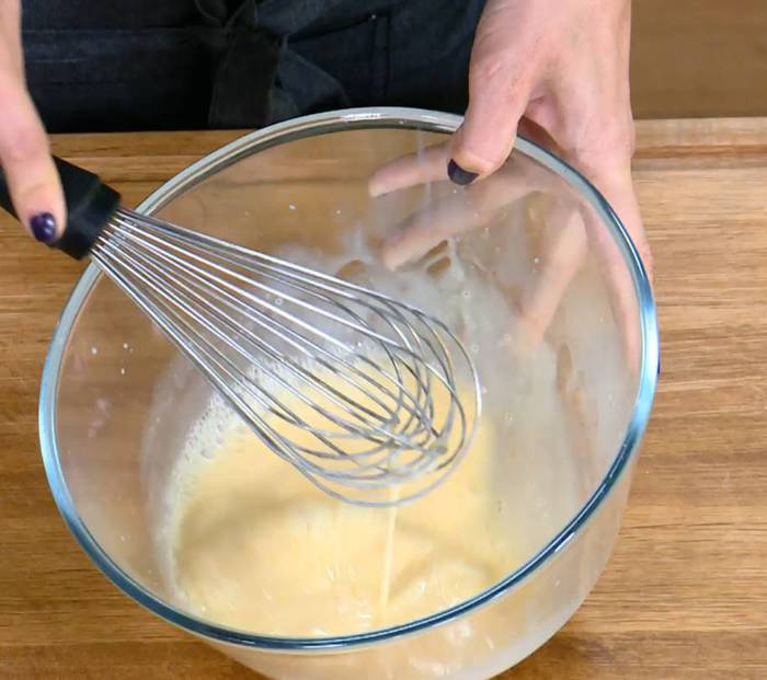 Круассаны, запеченные с яйцами, сыром и ветчиной 