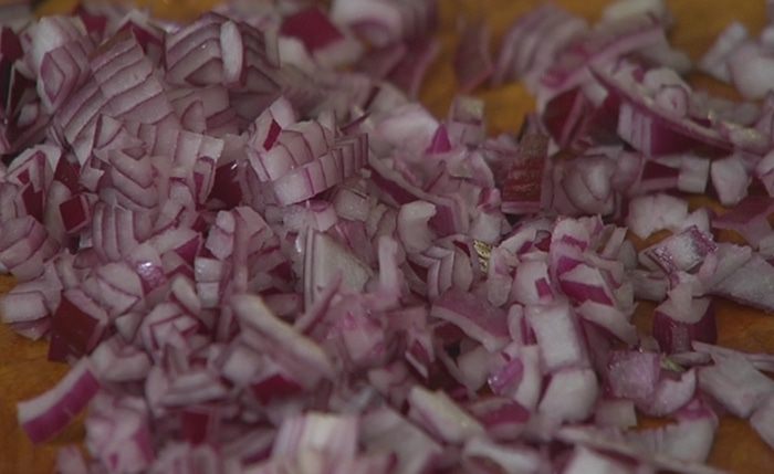 Томатный суп с чечевицей, свеклой и шпинатом