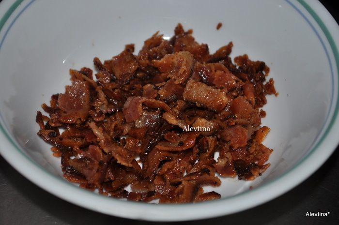 Куриный салат с беконом в чашах