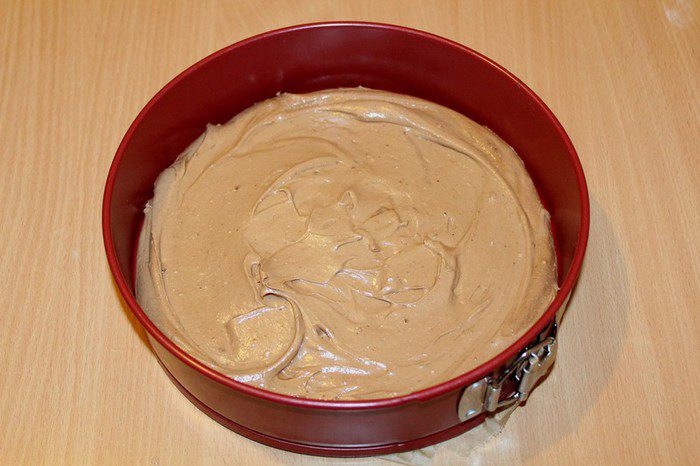 Брауни с чизкейком, взбитыми сливками и ягодой