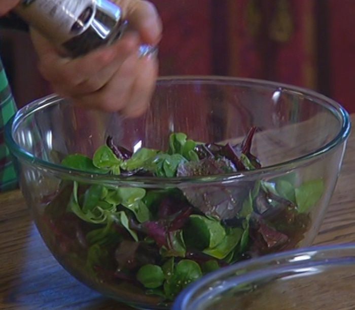 Салат с запеченной свеклой и сухариками