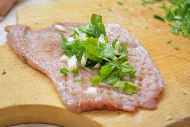 Крученики с зеленью и чесноком в сливочном соусе