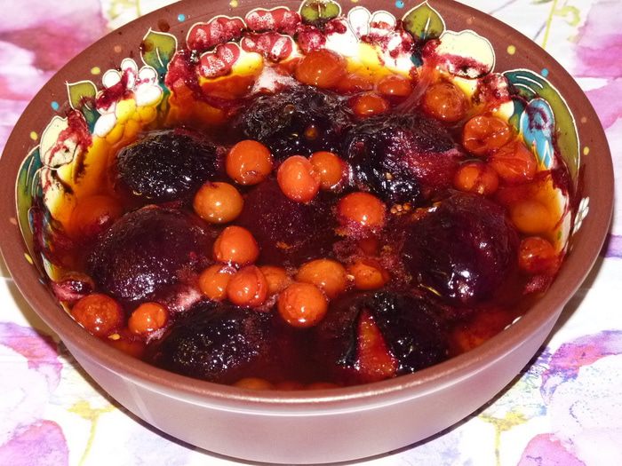 Пикантная утка со сливами
