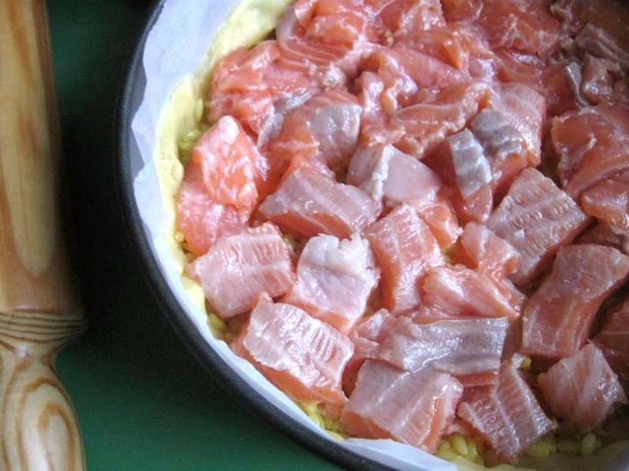 Пирог с лососем, рисом и песто
