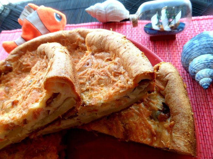 Золотистый заливной пирог с рыбой