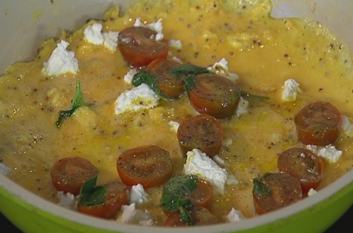 Омлет с козьим сыром, помидорами и базиликом 