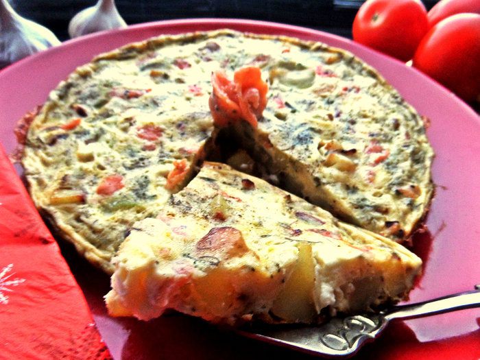 Испанский картофельный омлет с рыбкой
