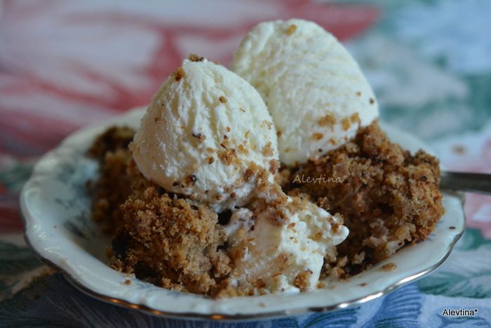 Яблочный пирог с орехами и шоколадом