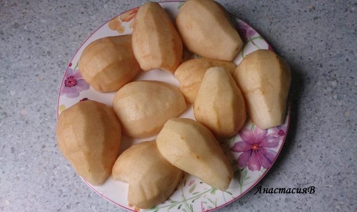 Шоколадный пирог с грушами и яичным ликером