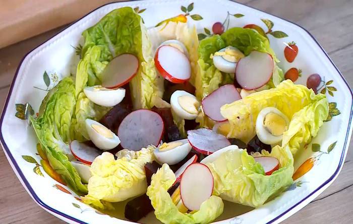 Салат с семгой, перепелиными яйцами и редисом 