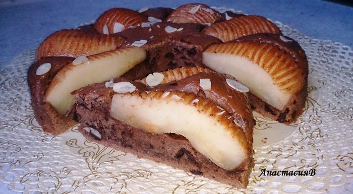 Шоколадный пирог с грушами и яичным ликером