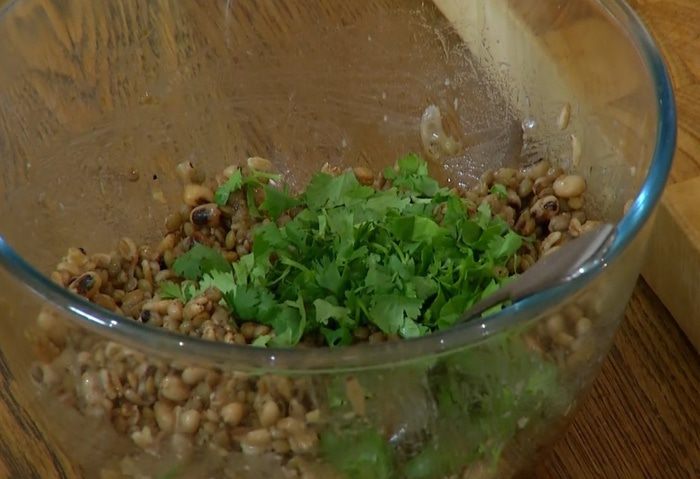 Салат с чечевицей, полбой и овощами