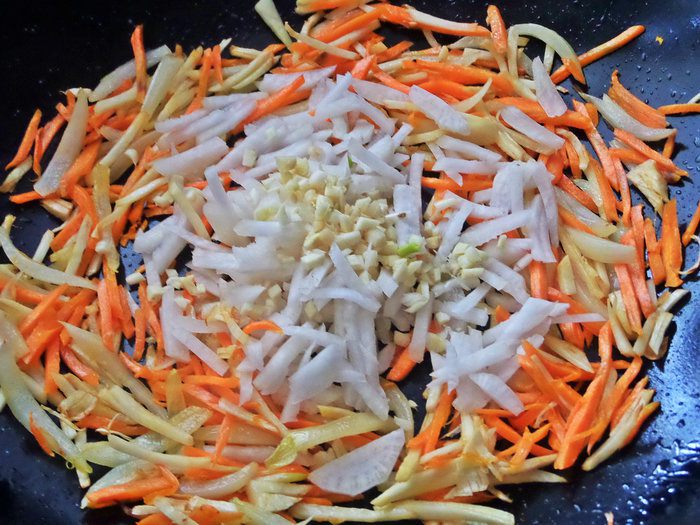 Рисовая лапша с овощами и крабом