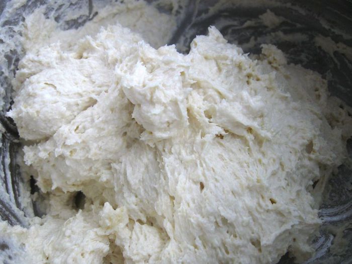 Кольцевой пирог с айвой, сухофруктами и орехами