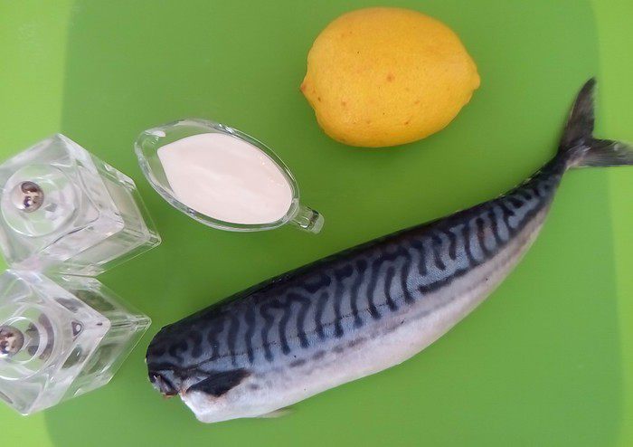 Скумбрия с лимоном и луком