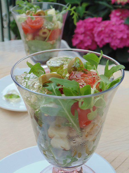 Салат-коктейль с курицей, сыром и кусочками винного желе