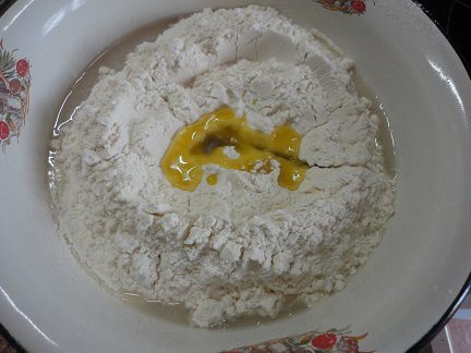 Булка с томатами и базиликом