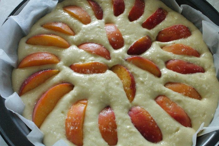 Пирог с персиками