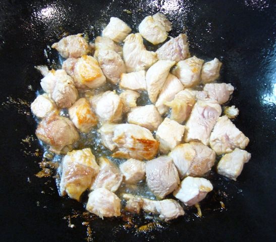 Красный рис со свининой и зеленым горошком
