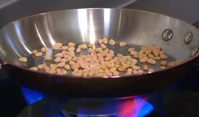 Салат из молодых овощей с соусом из петрушки 